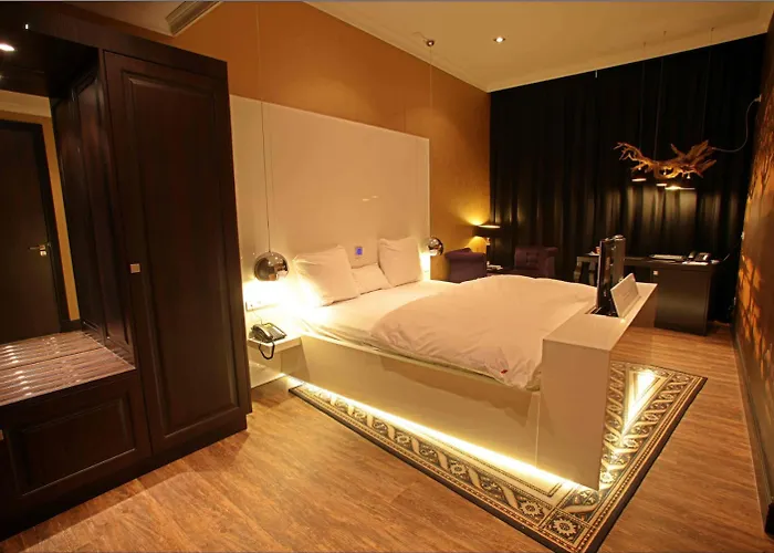 Hotel & Savarin - Rijswijk,